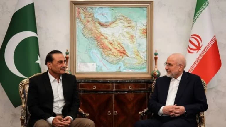 Pakistan's Army Chief Set to Meet People Close to Khamenei During Tehran Visit, Source Says
