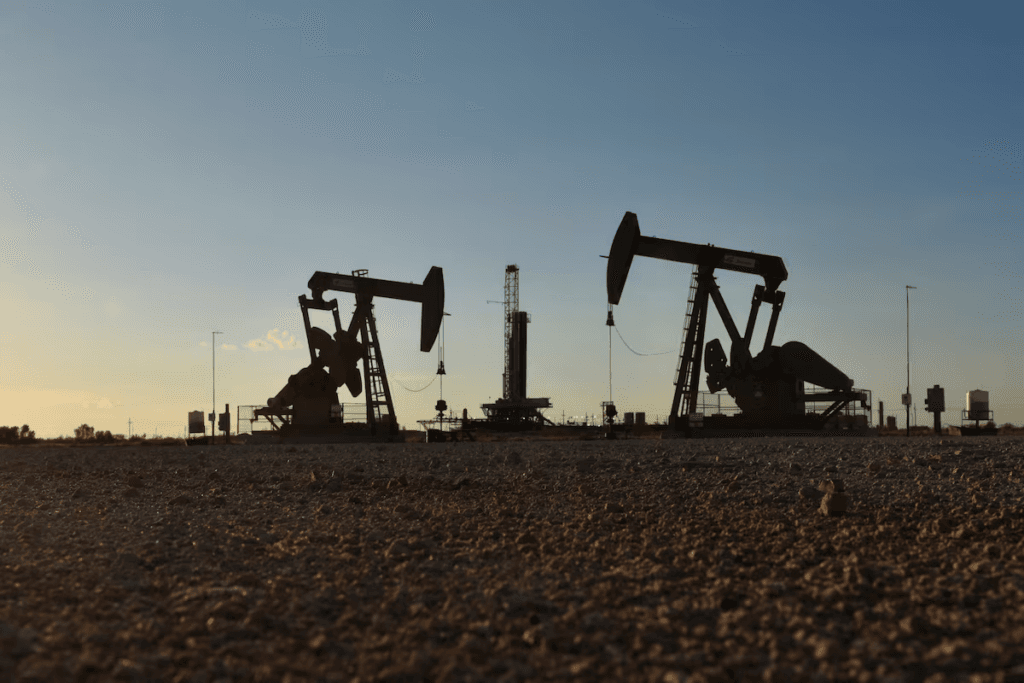 Oil climbs as fading US-Iran peace hopes raise supply risks