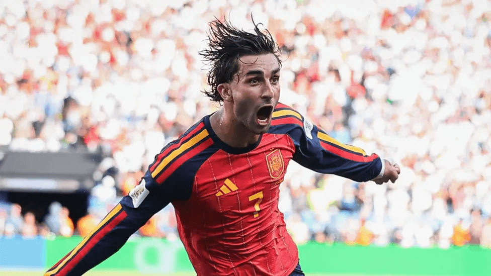 Torres misses Barcelona training to finalise PSG move