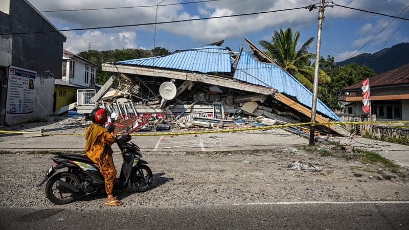 Lone doctor's plea for help in quake-struck Indonesia as 40,000 displaced