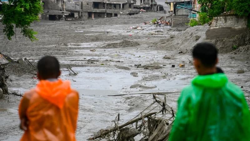 Rescuers search for survivors after Nepal floods