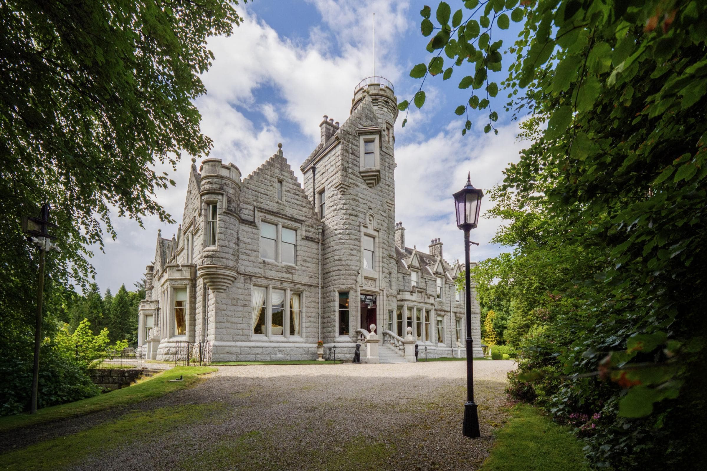 Mansion once owned by Scottish retail tycoon and Kingston Bridge designer hits market