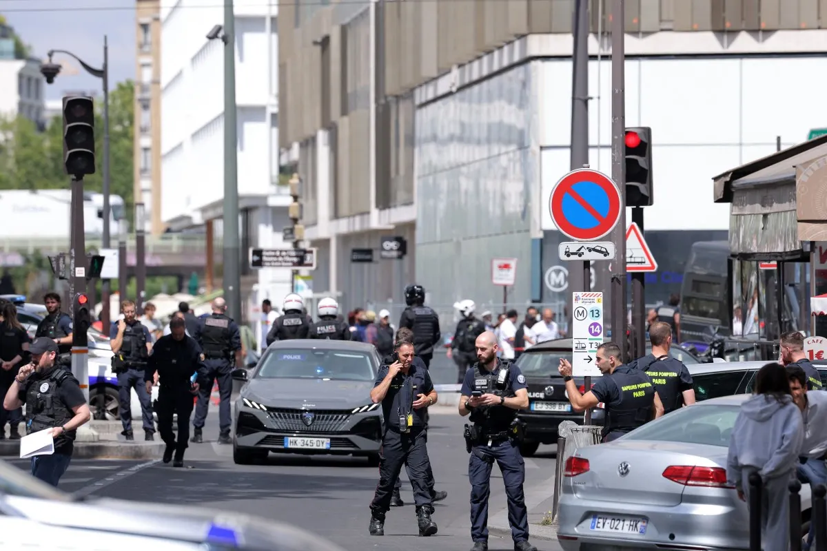 Man arrested for Paris knife attack transferred to psych unit