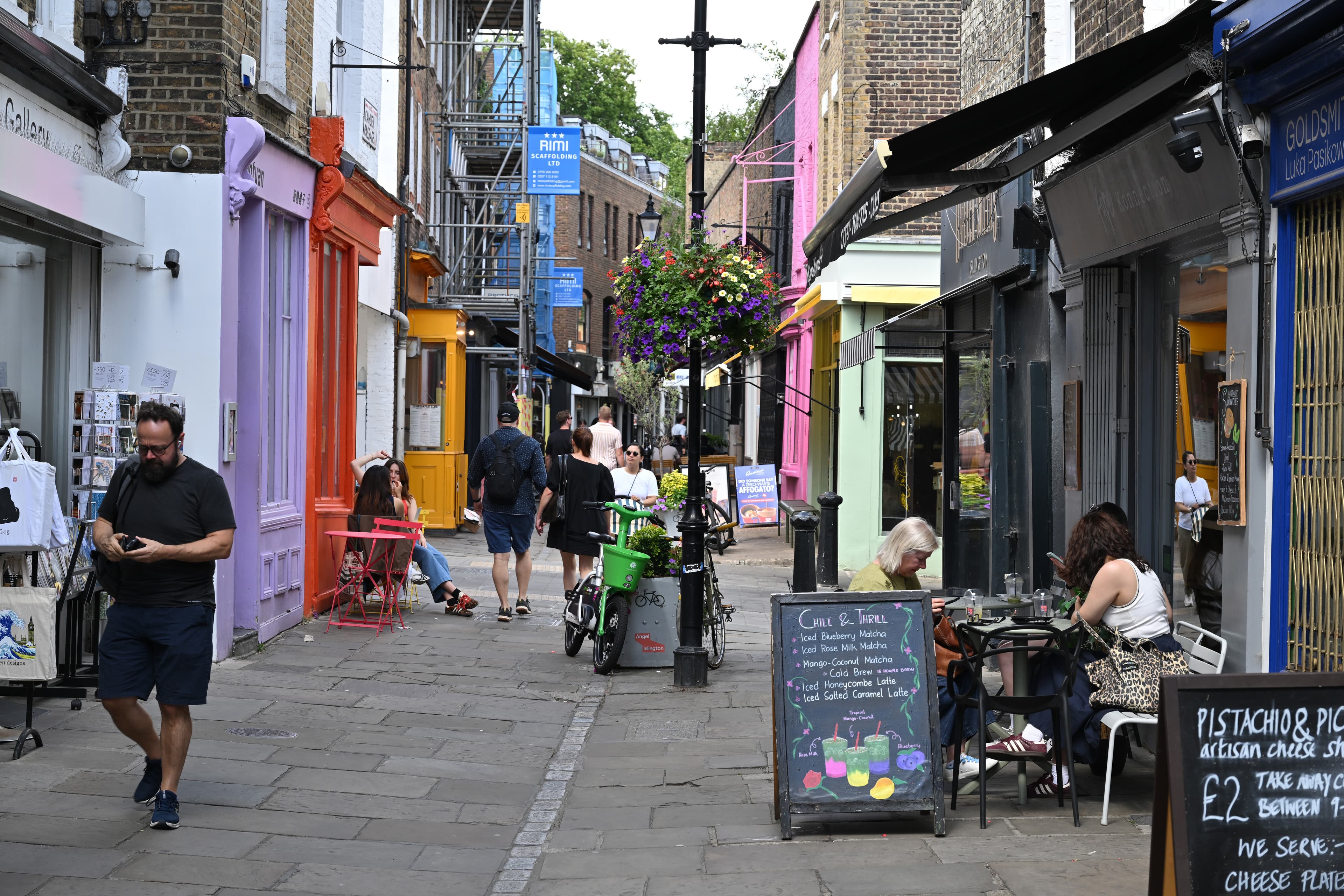 UK’s Burnham to tackle vape, betting shops in search of high street revival
