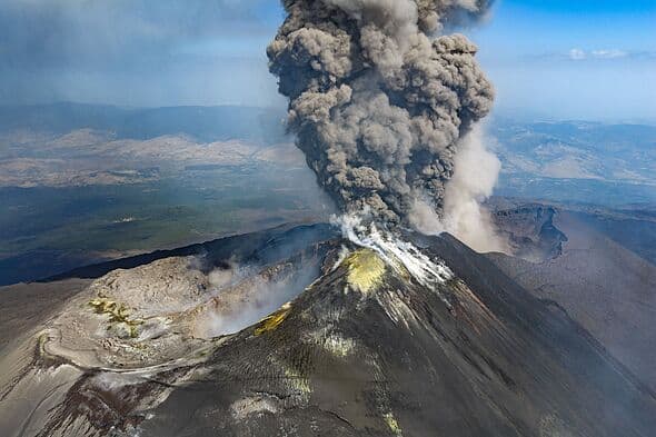 Volcano eruption sparks panic in holiday hotspot filled with Brits - flights cancelled