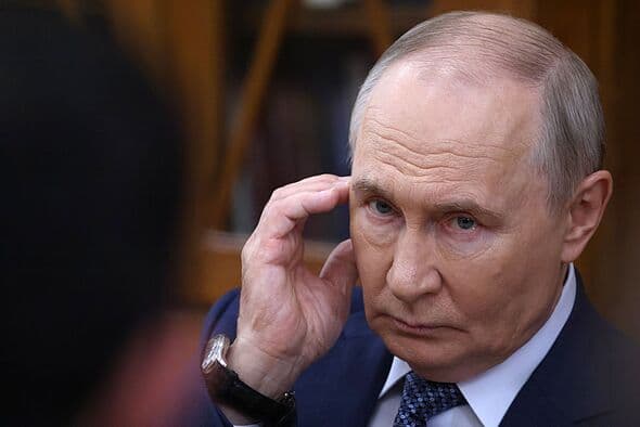 Putin’s ‘walls are closing in’ as inner cicle turns on Russia leader over Ukraine war