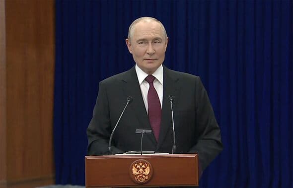 Putin issues chilling two-word response to whether Russia is planning to strike UK