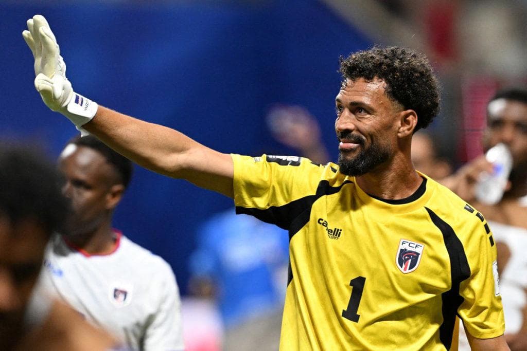 How will the ban on Vozinha's nickname on his jersey affect Colo-Colo's marketing?