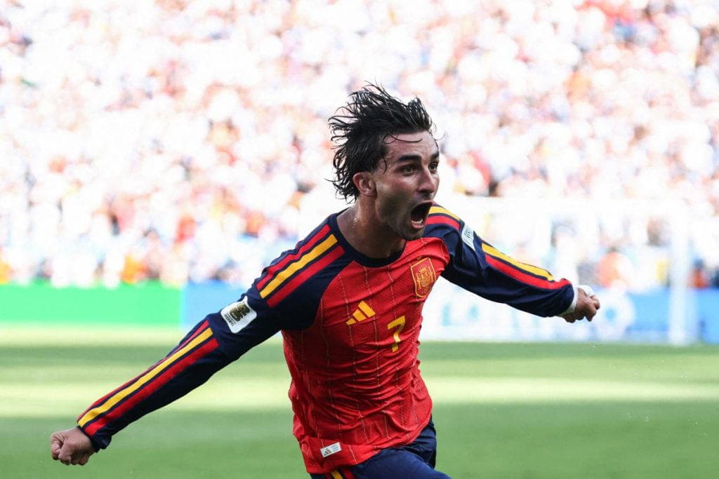 World Cup winner Ferran Torres signs for Paris Saint-Germain