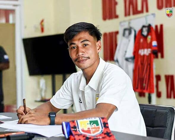 24-yr-old footballer dies after lightning strikes pitch during match