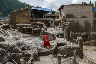 Nepal floods: Nearly 800 dead as rescuers try to reach tunnel workers