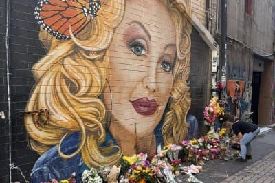 Tennessee gov. backs proposal to rename Nashville Airport after Dolly Parton