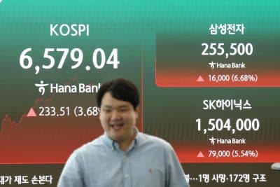 Seoul shares up sharply higher for 3rd day on chip rally