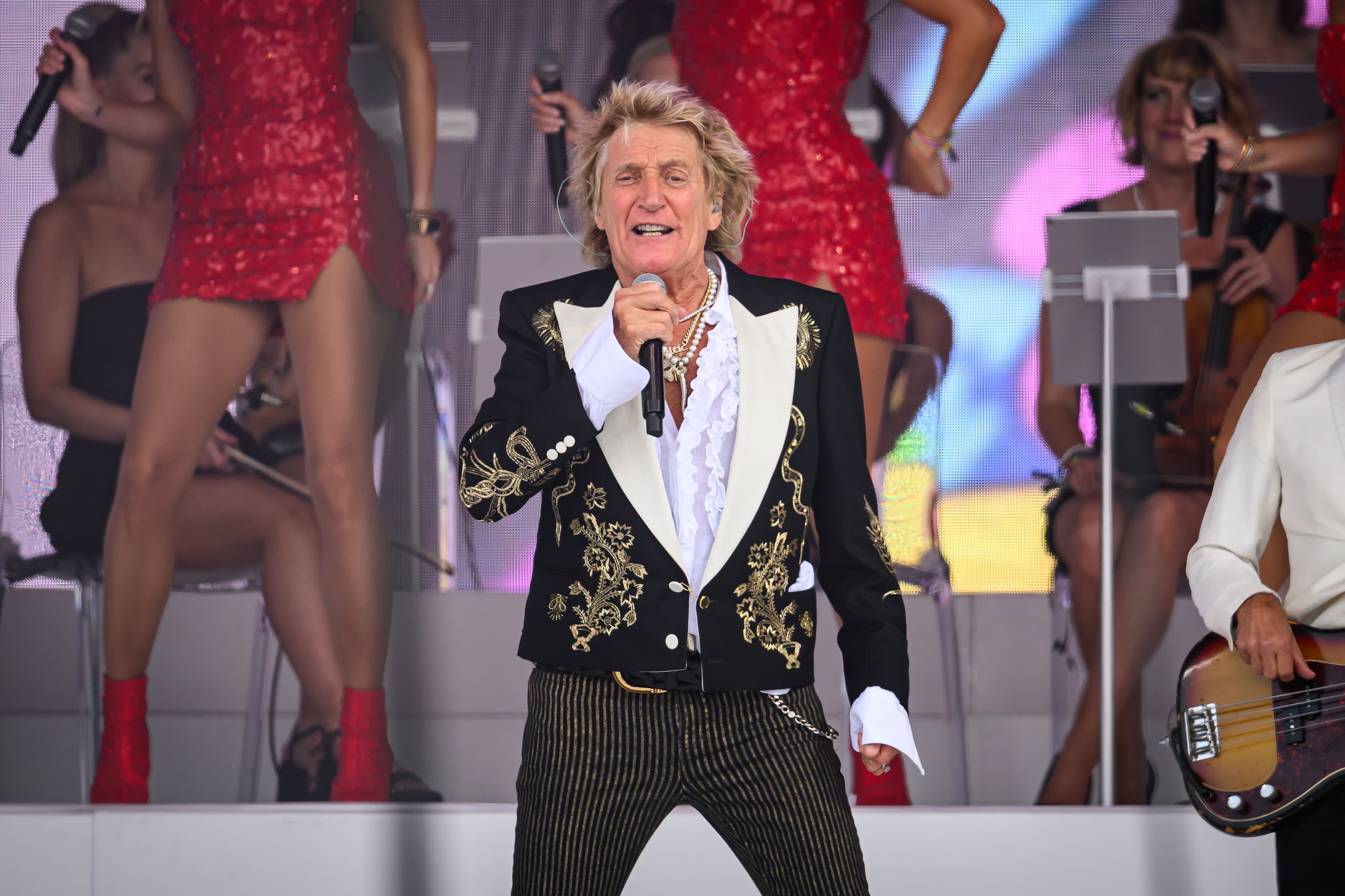 Rod Stewart Undergoes Successful Heart Procedure, Cancels Rest of Tour Amid Recovery