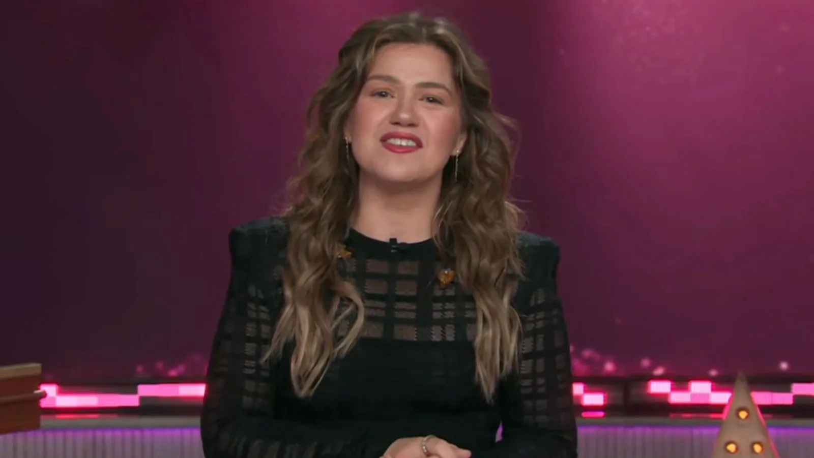 Kelly Clarkson Says Goodbye To Daytime Talk Show Amid Tears, Her Kids & Kellyoke: “You Don’t Have To Attend The Negative Party You Were Invited To”