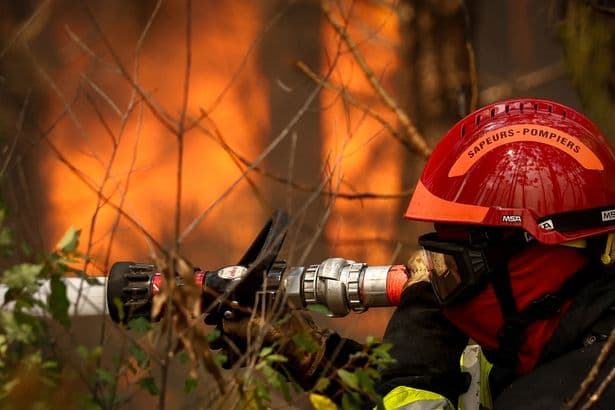 'Out-of-control' apocalyptic wildfires force 250k to abandon homes as major emergency meeting held