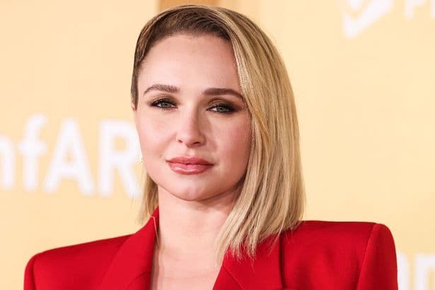 James Blunt shares article denying Hayden Panettiere yacht bed claims