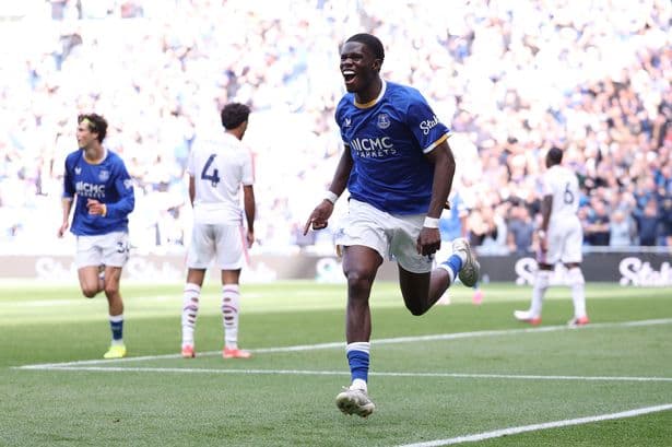 Thierno Barry doesn't hang around as four Everton players pose Jack Grealish question