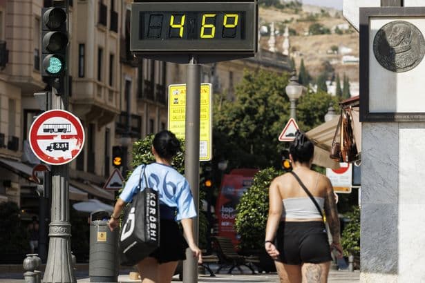 Spain holiday hotspot rocked by 5.0 magnitude earthquake as tourists flee with homes damaged