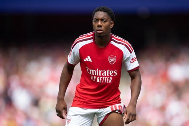 Arsenal star offered to Man Utd and Chelsea in surprise transfer twist
