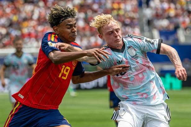 Man United 'make approach for new £30m left-back transfer target' after Lewis Hall decision