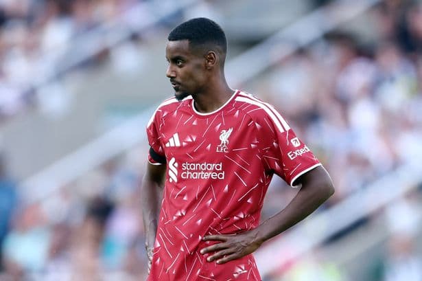 Alexander Isak showed 'nine red flags' proving £125m Liverpool megaflop 'clearly unhappy'
