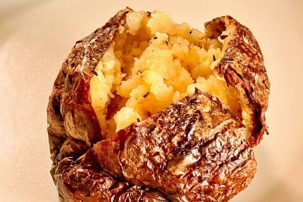 Baked potatoes will come out the oven tastier and crispier if you use 1 simple ingredient