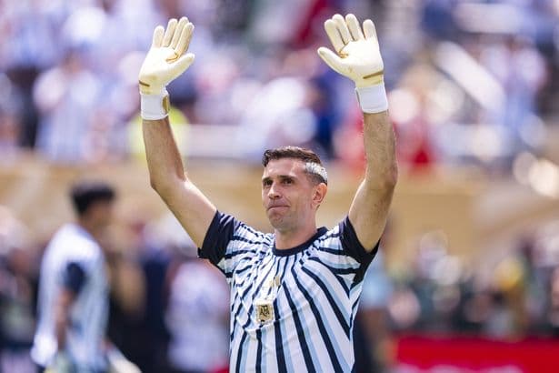 Final Emi Martinez transfer decision made as Aston Villa receive formal contact