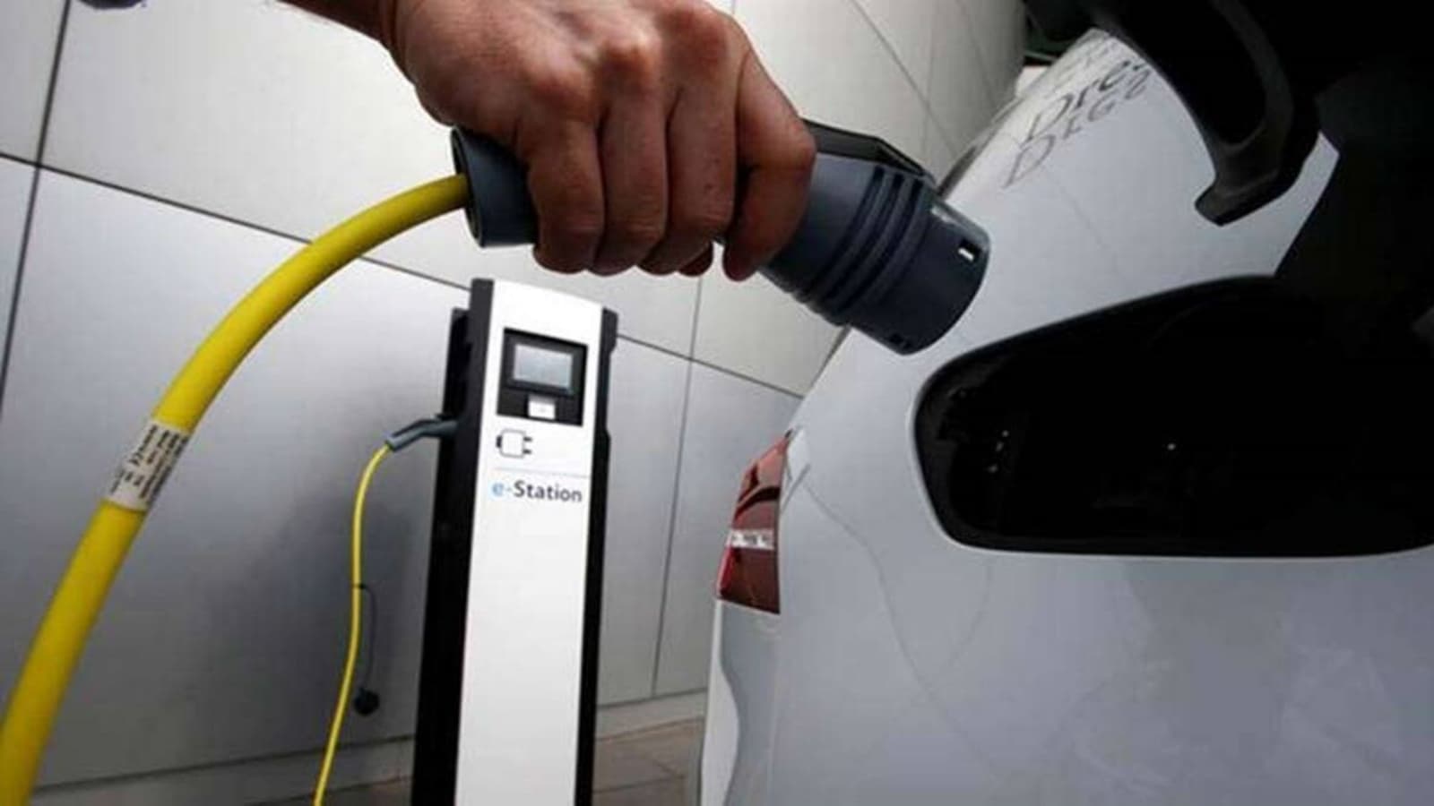 Alternative-fuel vehicles account for 40% of car sales; EV demand surges amid higher fuel prices