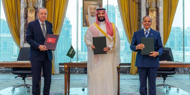 Saudi Arabia turns to Muslim military heavyweights in landmark defense pact as Iran war closes in