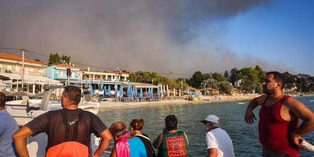 Tourists rescued by boat as forest fire threatens Greek beaches