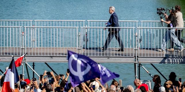 Far-left firebrand Mélenchon gaining ground in French presidential race, poll shows