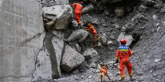 Nepal toll surges as rescuers struggle through 'unimaginable' disaster