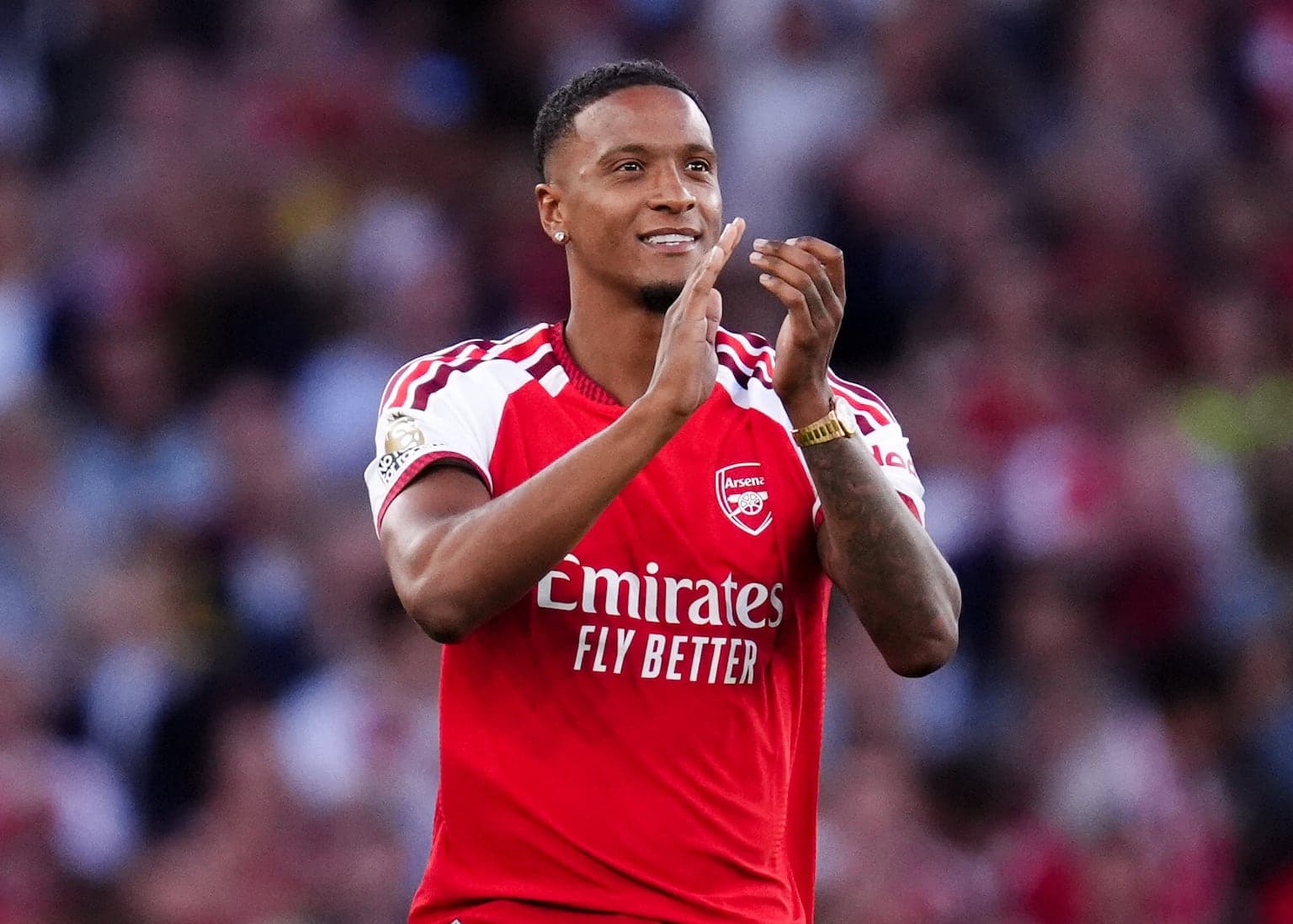 Ezri Konsa given hero’s welcome as Arsenal open Premier League campaign