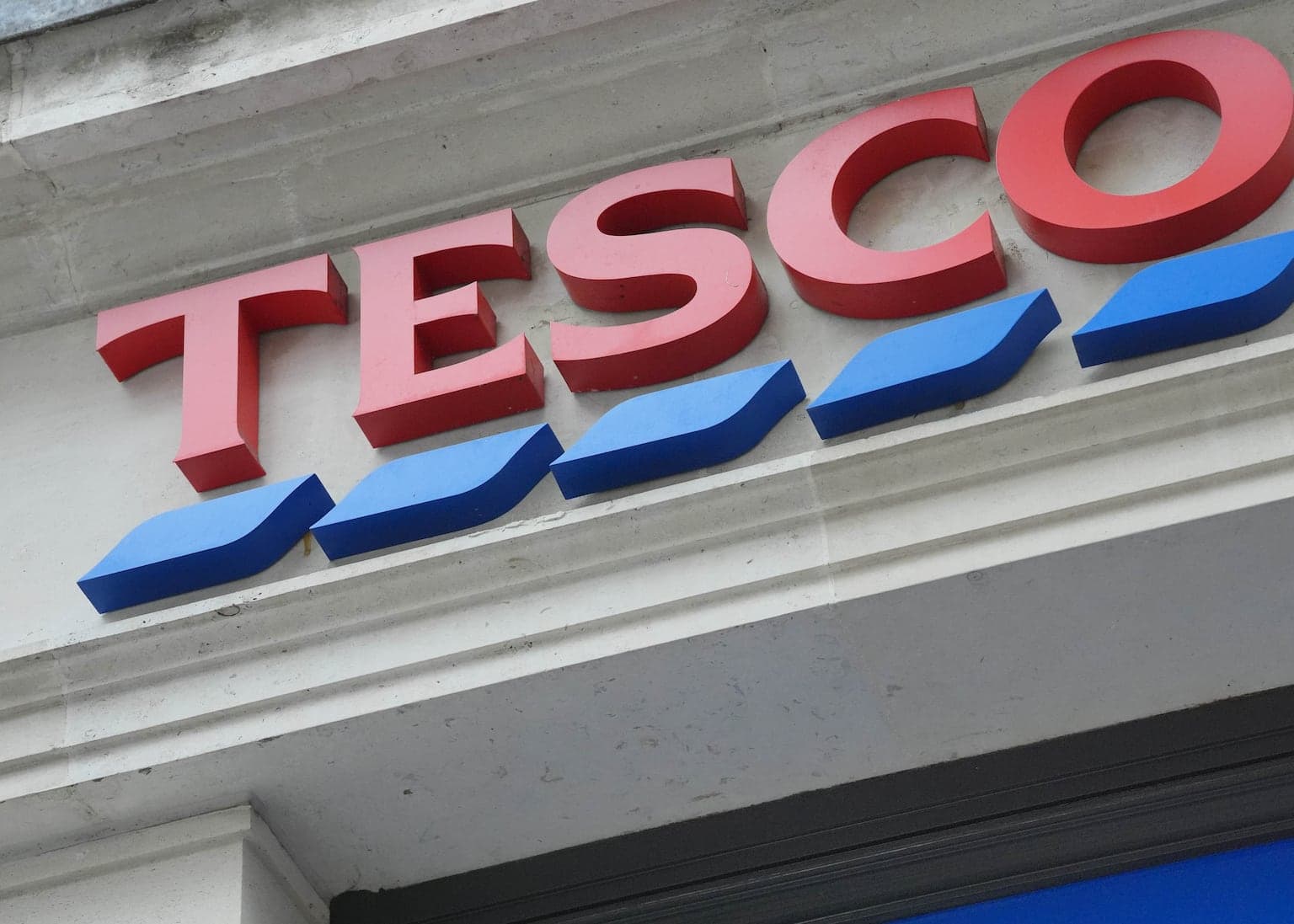 Arrest warrant issued after pair charged over £8,600 shoplifting spree fail to turn up at court