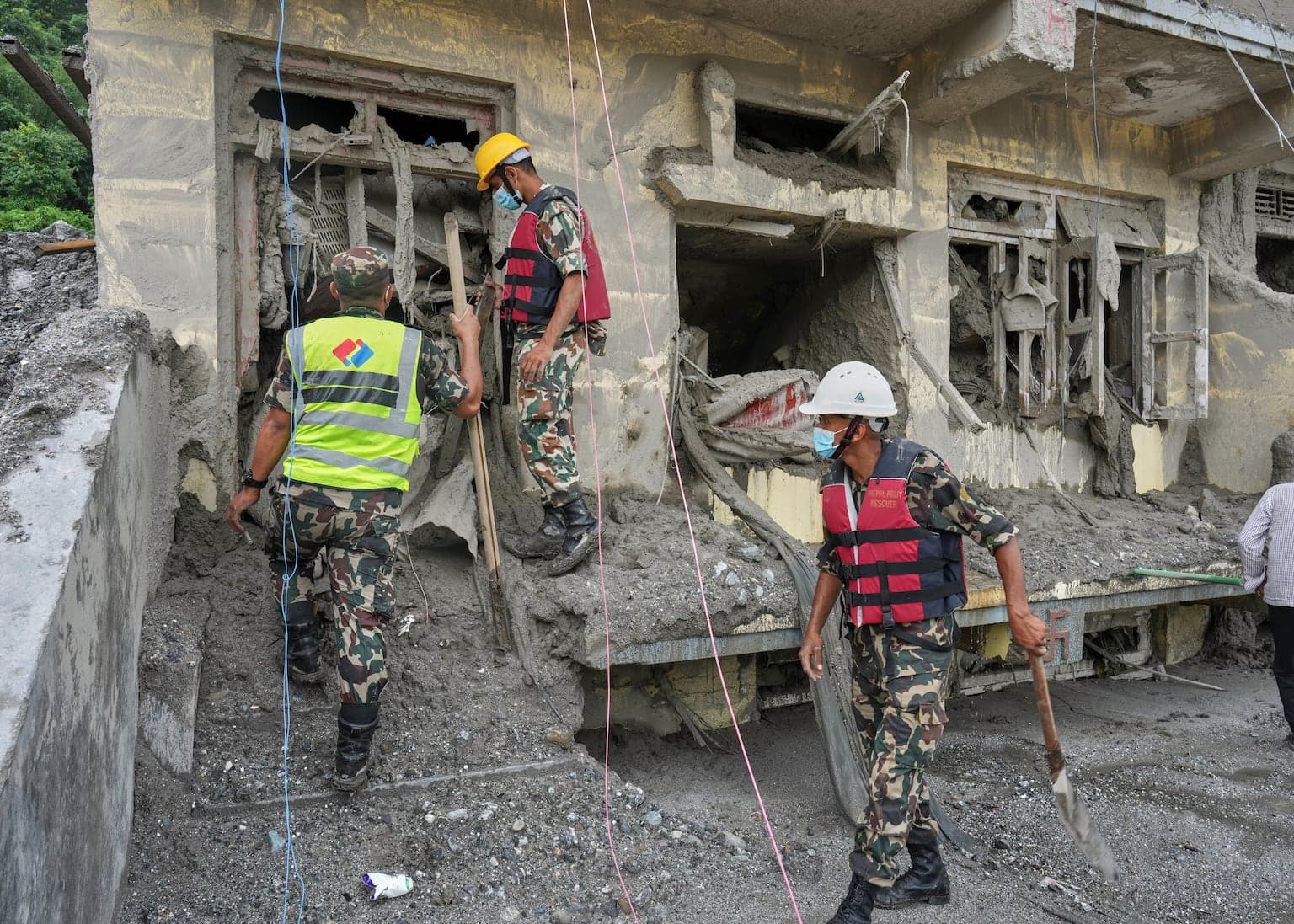 Some missing tourists make contact as Nepal flood death toll tops 1,100