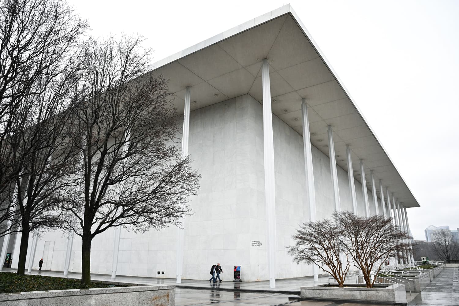 Judge finds Kennedy Center owes musician $250,000 in legal fees