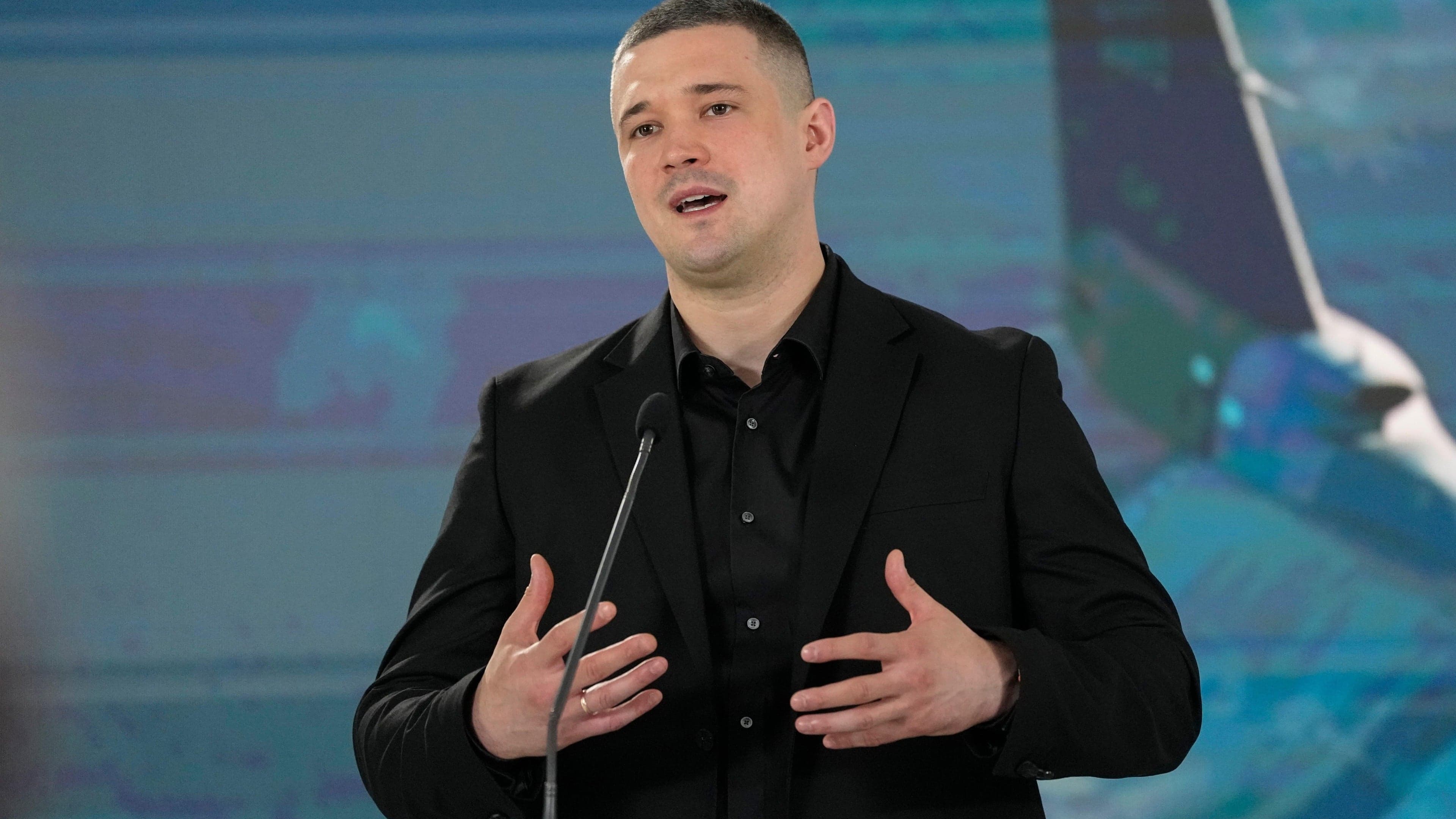 Ousted Ukraine defence minister urges wartime elections amid corruption claims