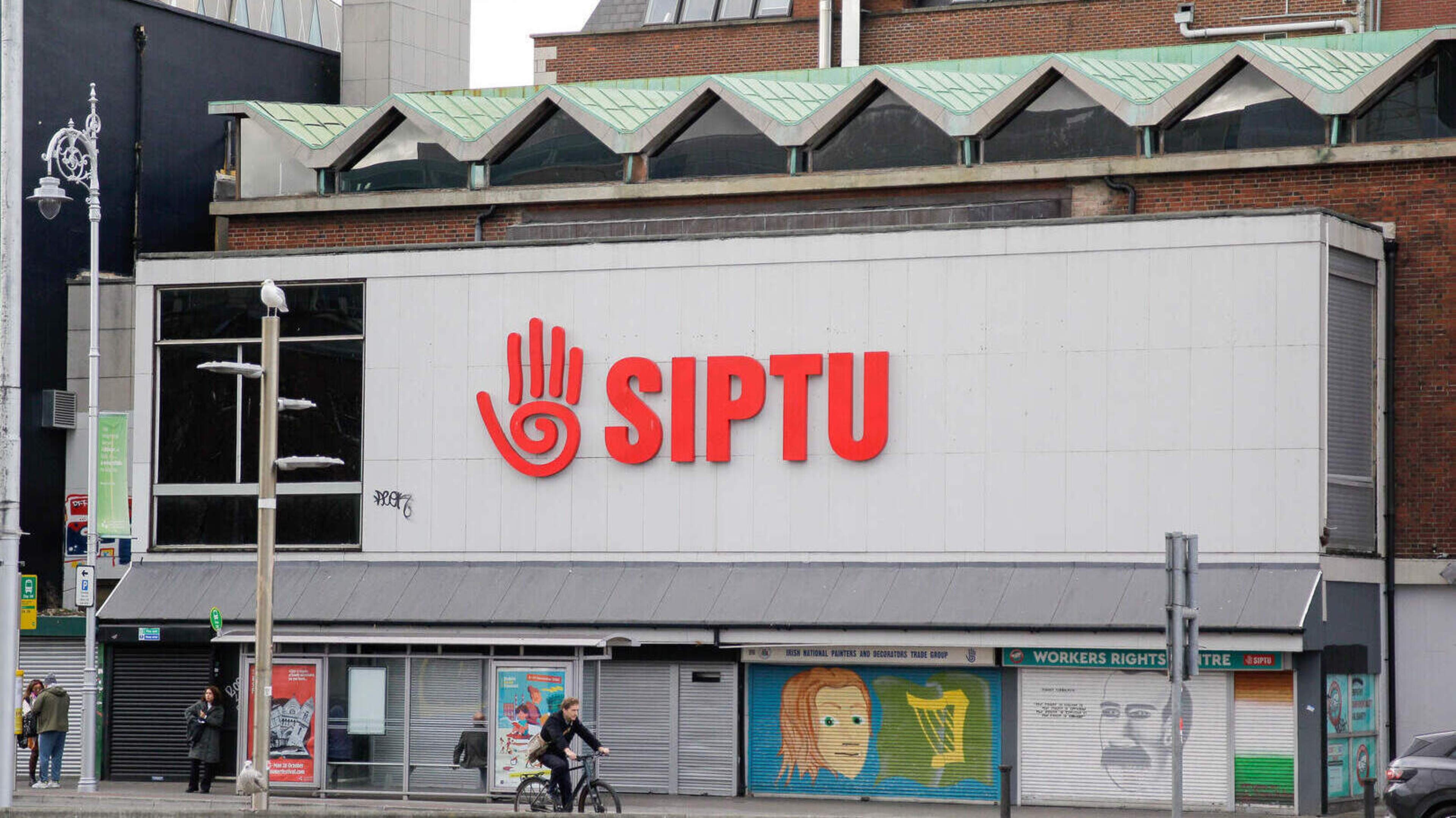 Majority of 75,000 Siptu members in the pubic service vote for strike action in escalating row over pay