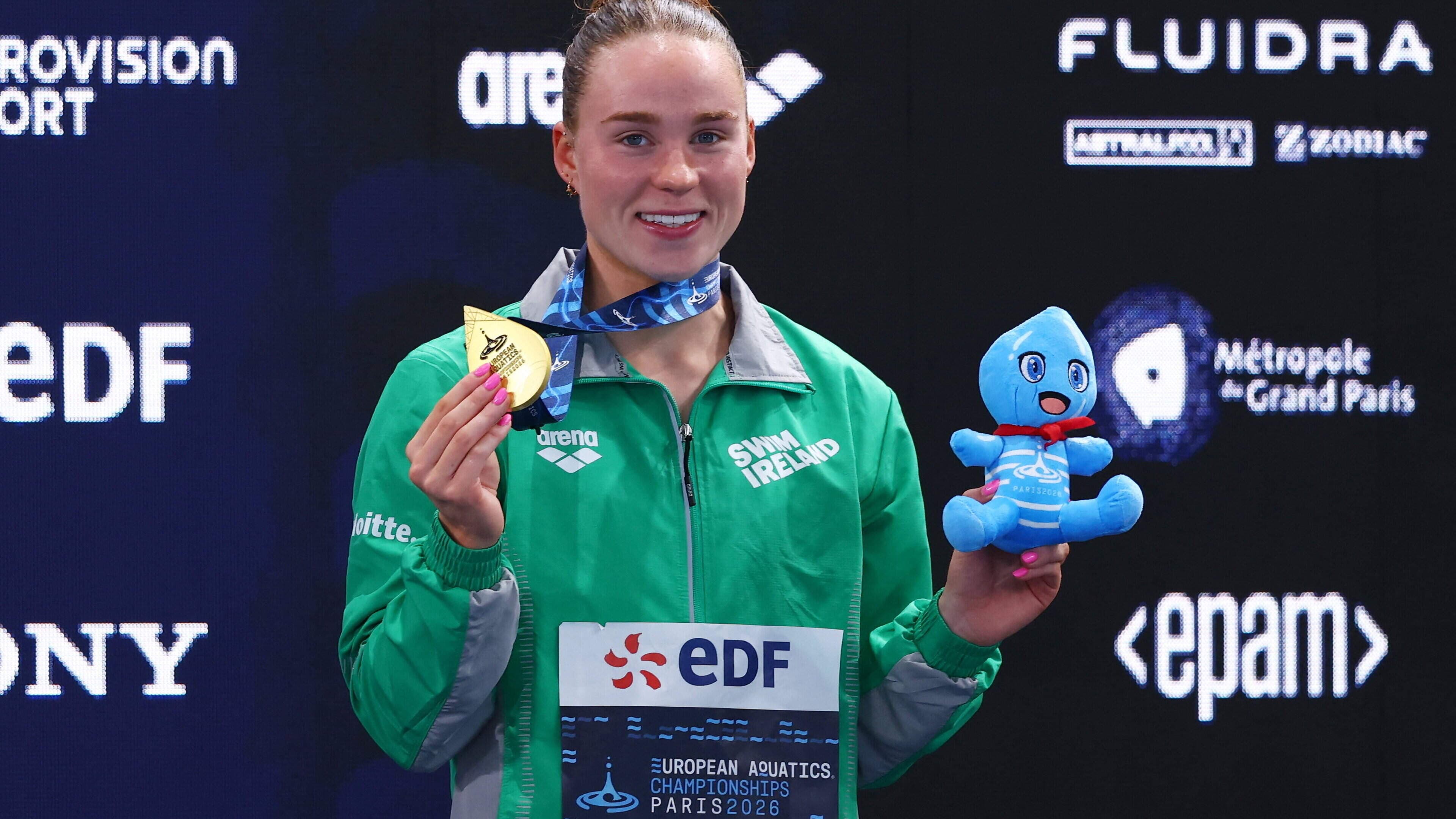 Ellen Walshe produces smash-and-grab raid to take another gold while Daniel Wiffen struggles in 1500m Final