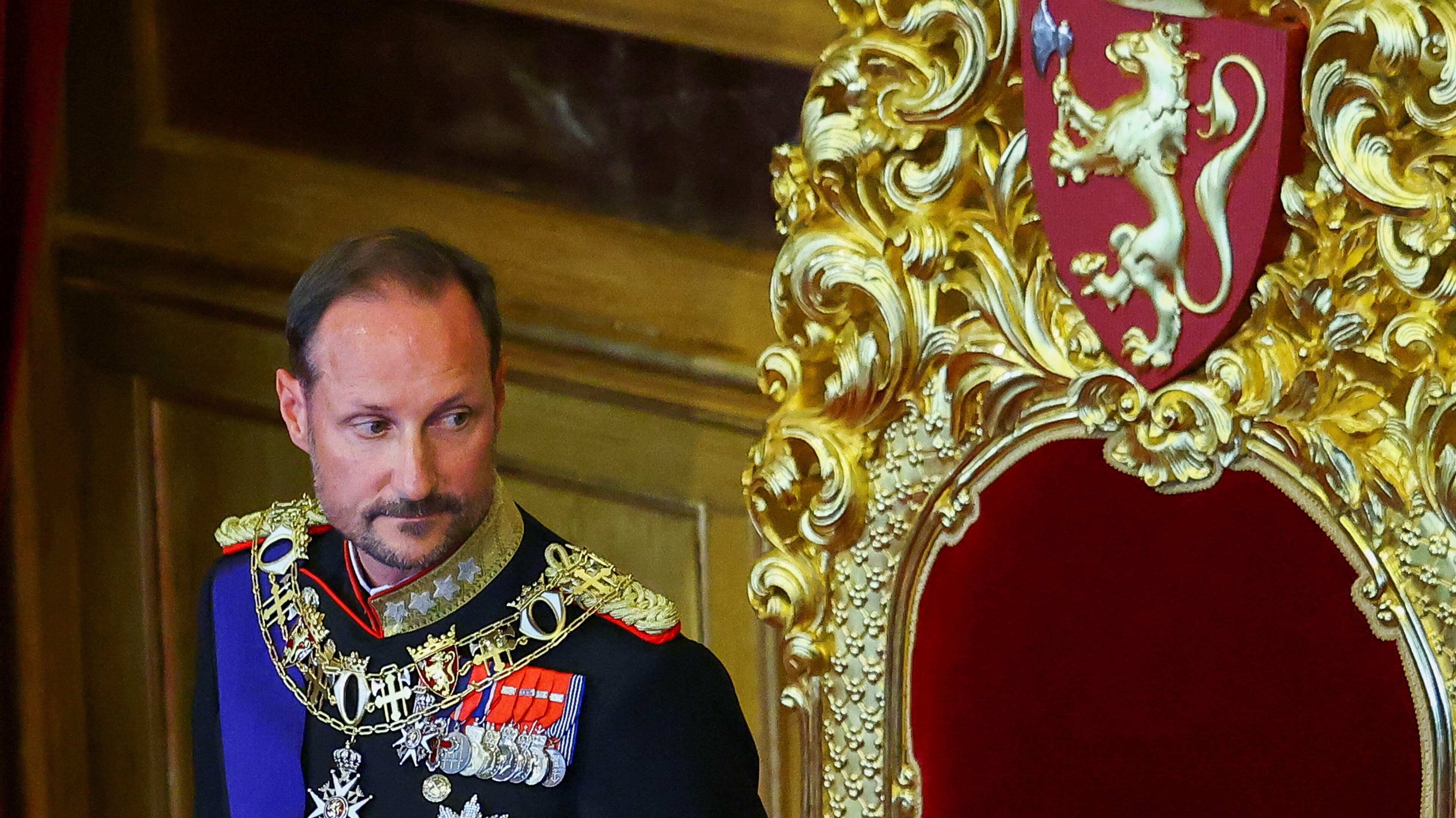Norway’s new king pledges an oath of allegiance as his father lies in state