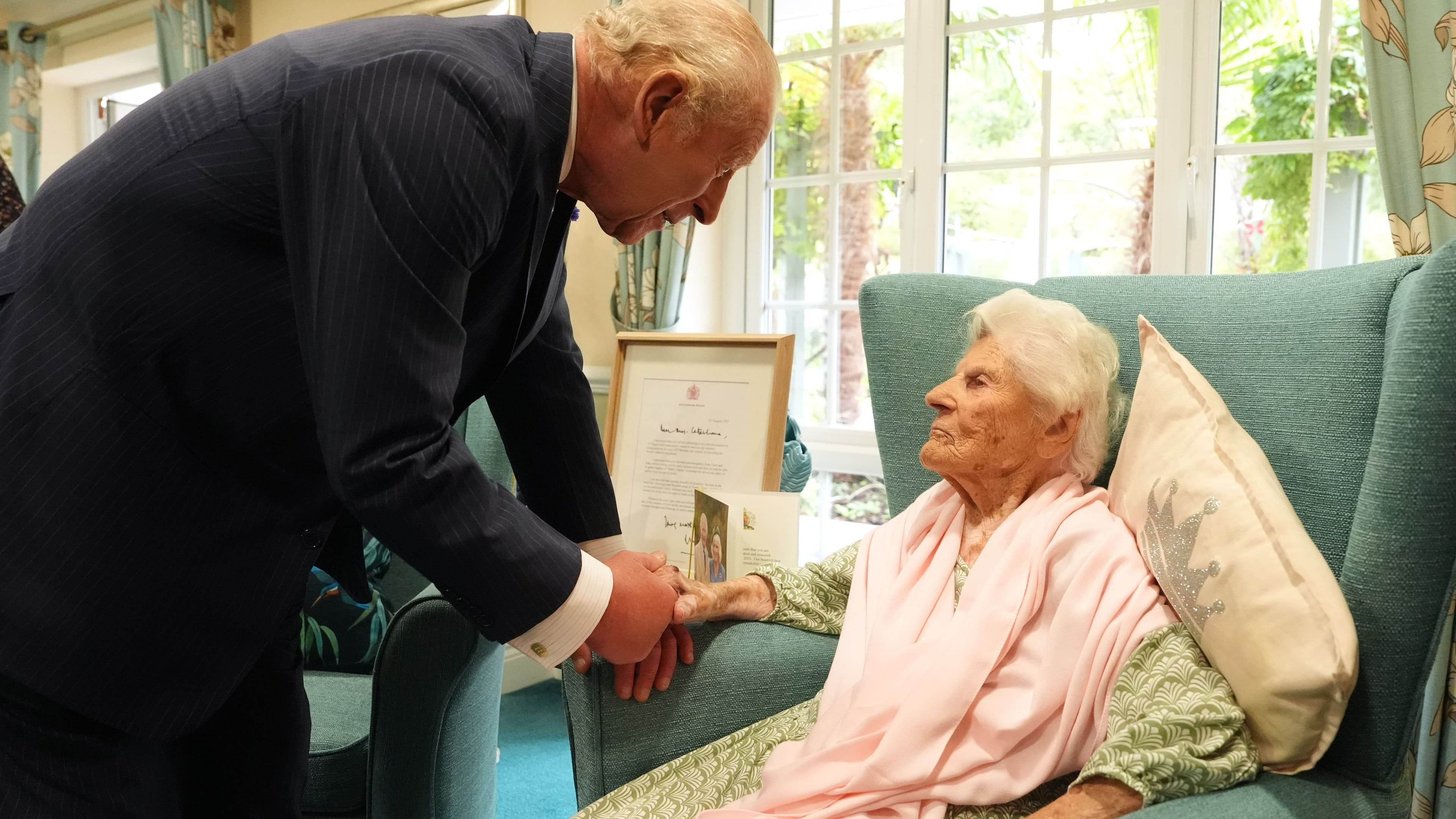 World’s oldest person celebrates 117th birthday with family and friends in Britain