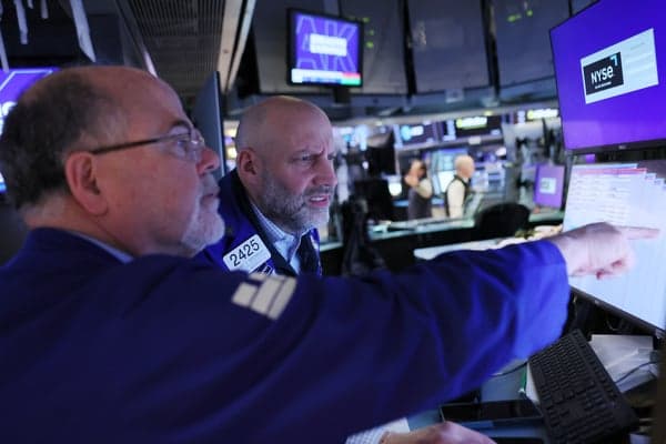 Wall Street's biggest bull is raising his S&P 500 target — but warns against chasing AI stocks