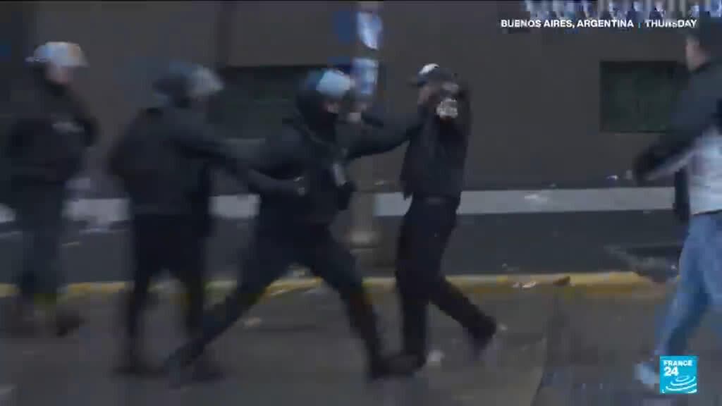 Argentina: Thousands protest private property legislation