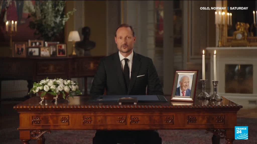 Norwegians line up at churches for emotional memorials remembering the late King Harald V