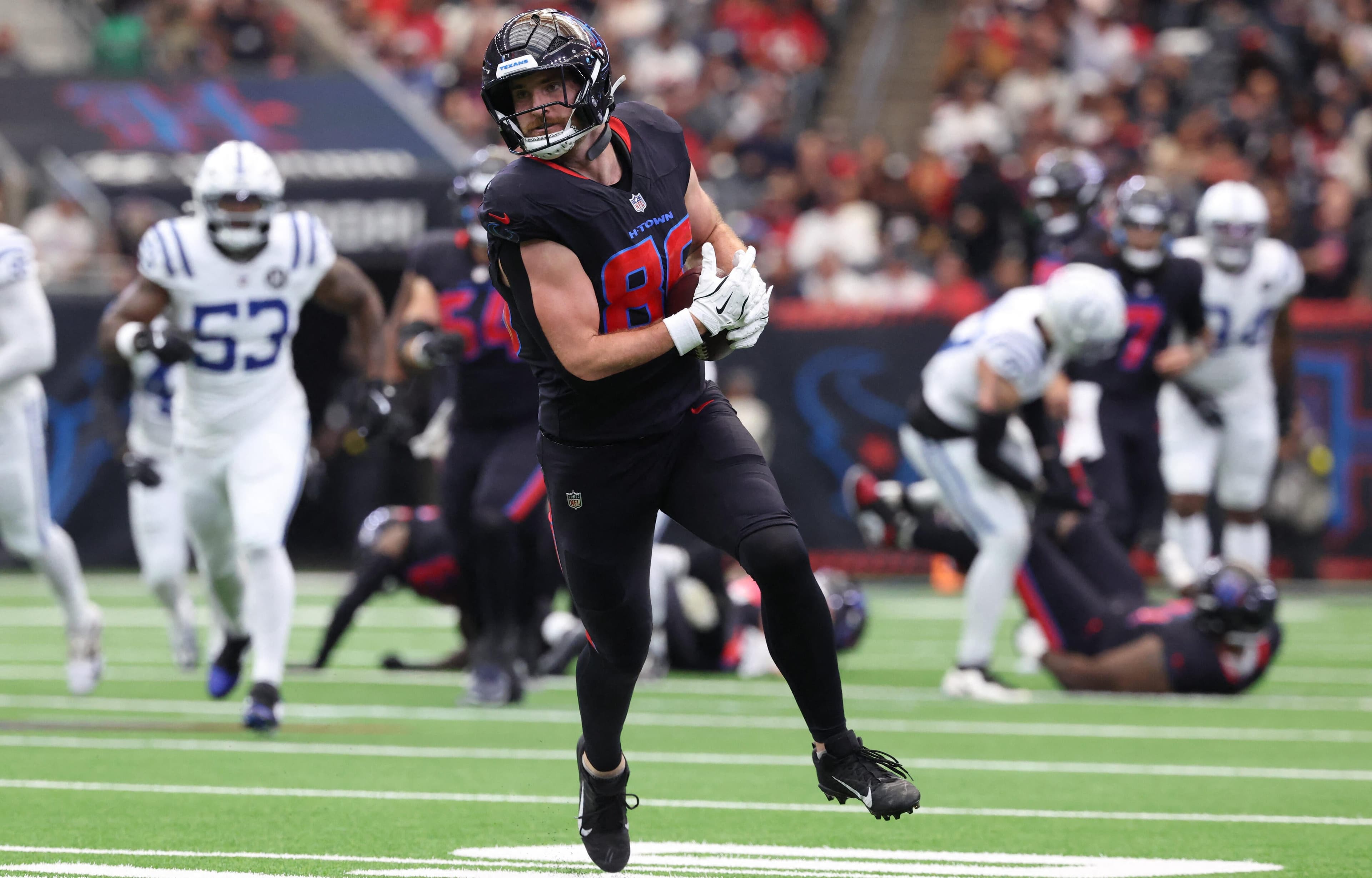 NFL Training Camp News Roundup: Injuries to Sam LaPorta, Jayden Higgins among other top stories to note for fantasy football