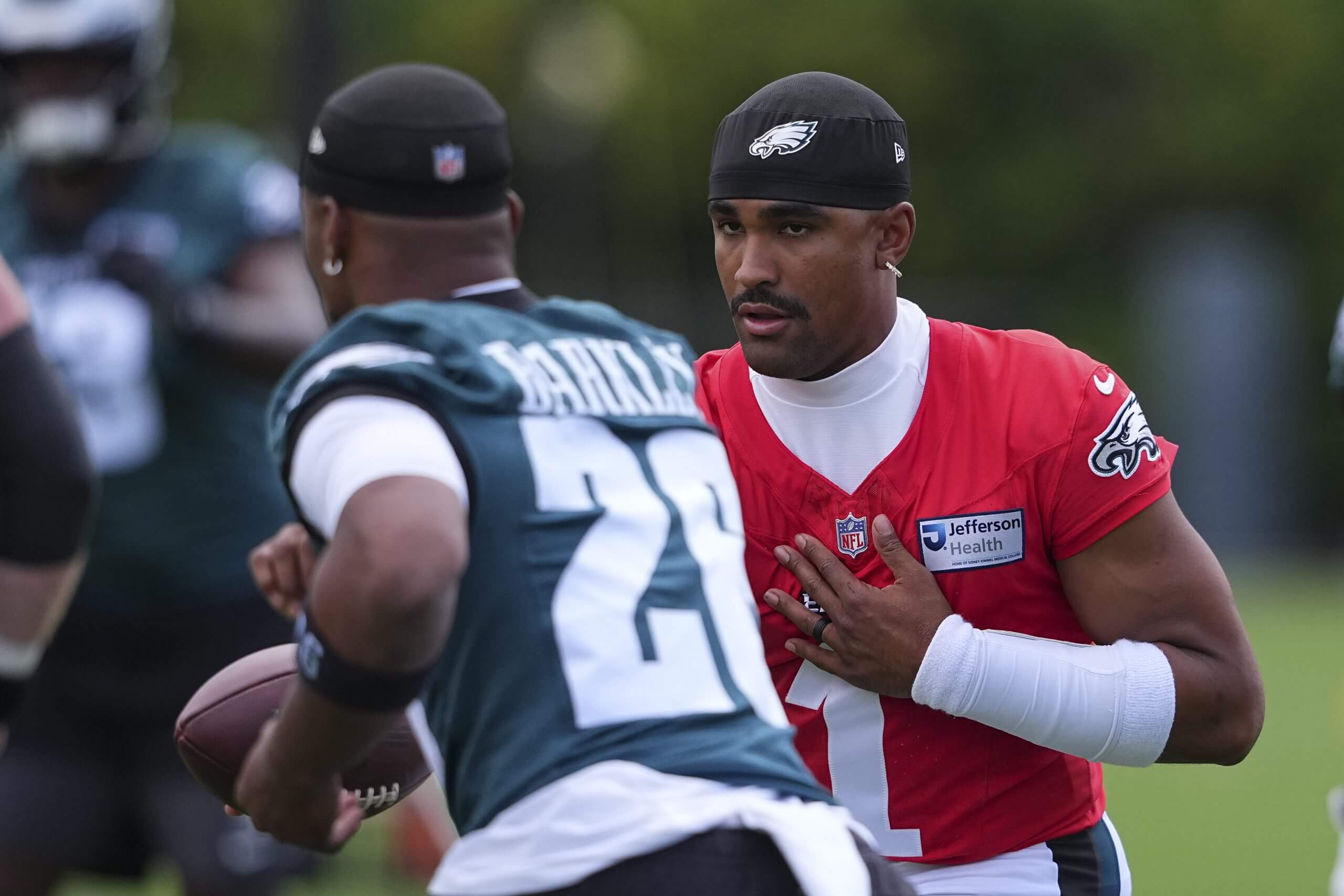 Eagles camp: Offensive misdirection a major theme, Jonathan Greenard injury update