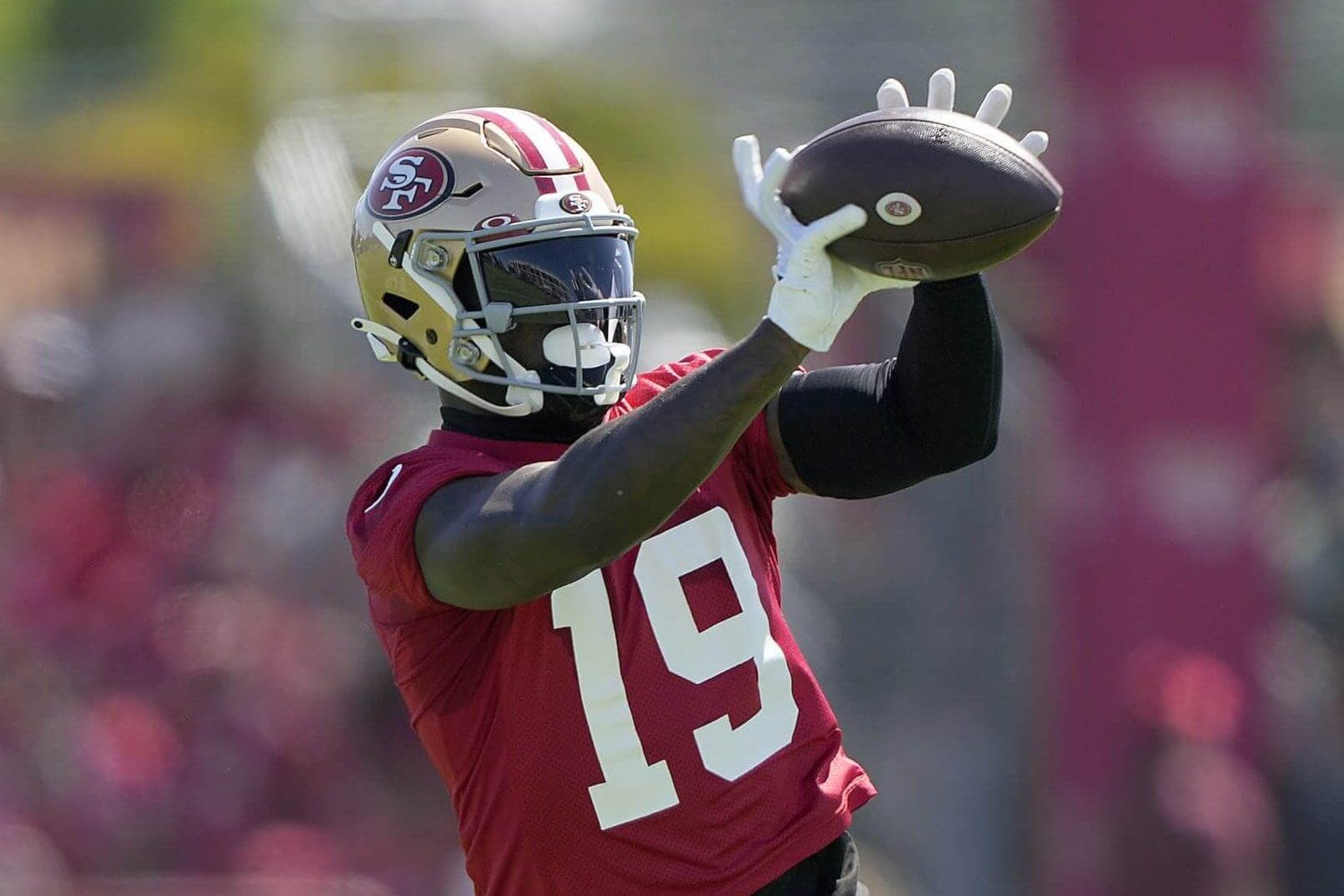 49ers' Deebo Samuel arrives in 'really good shape,' makes waves in first practice