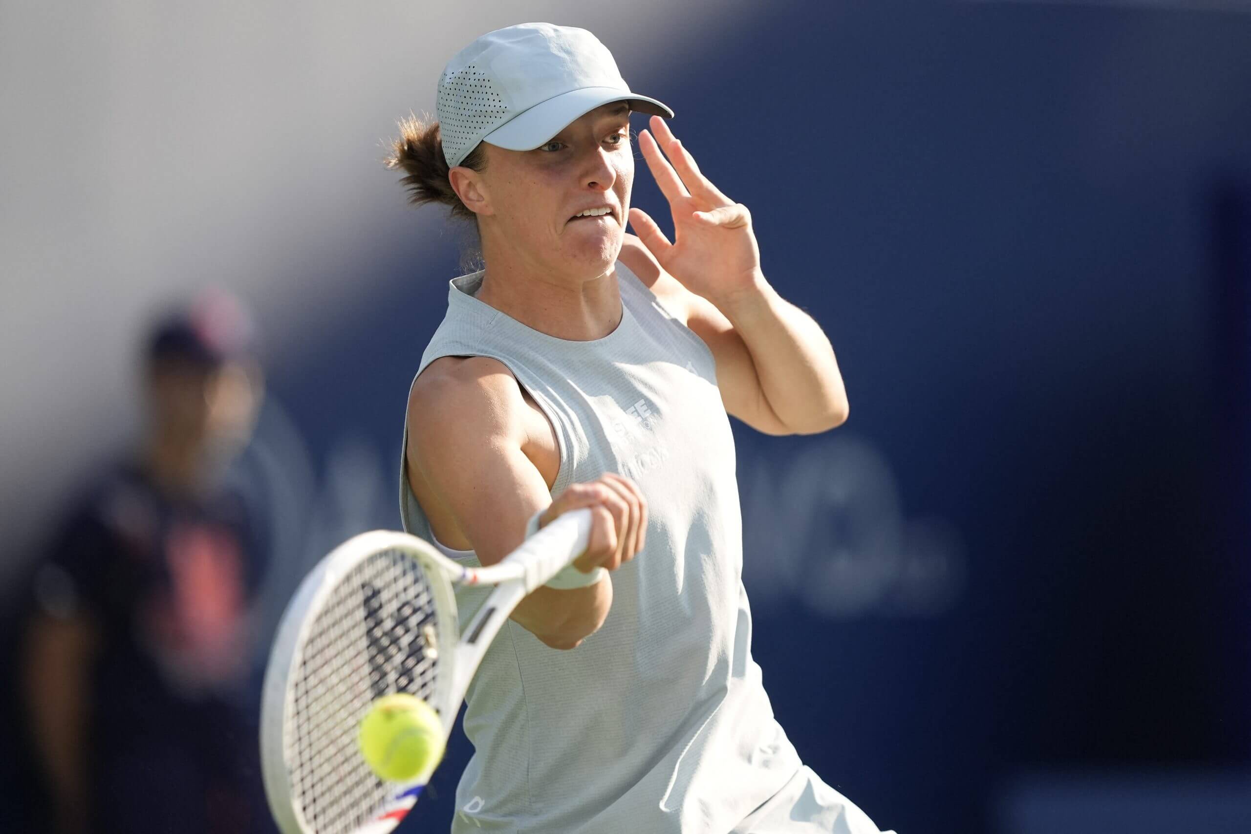 Iga Świątek rolls over Elena Rybakina in Canadian Open final
