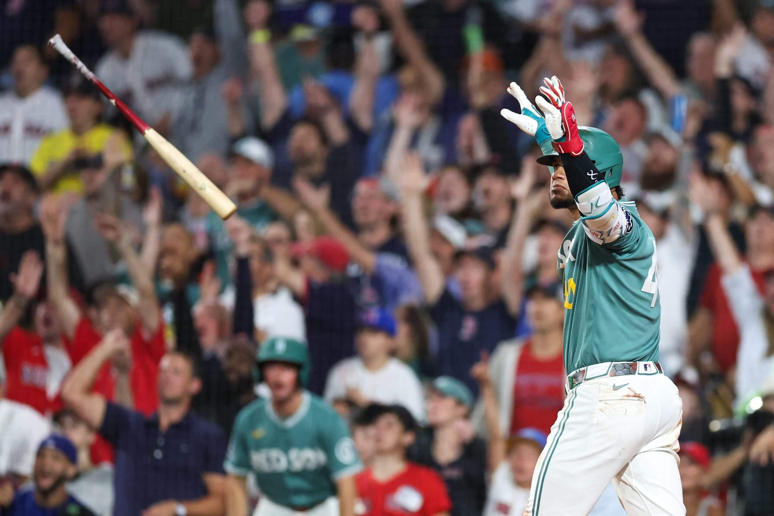 Willson Contreras hits longest homer at Fenway Park this season in win over Giants